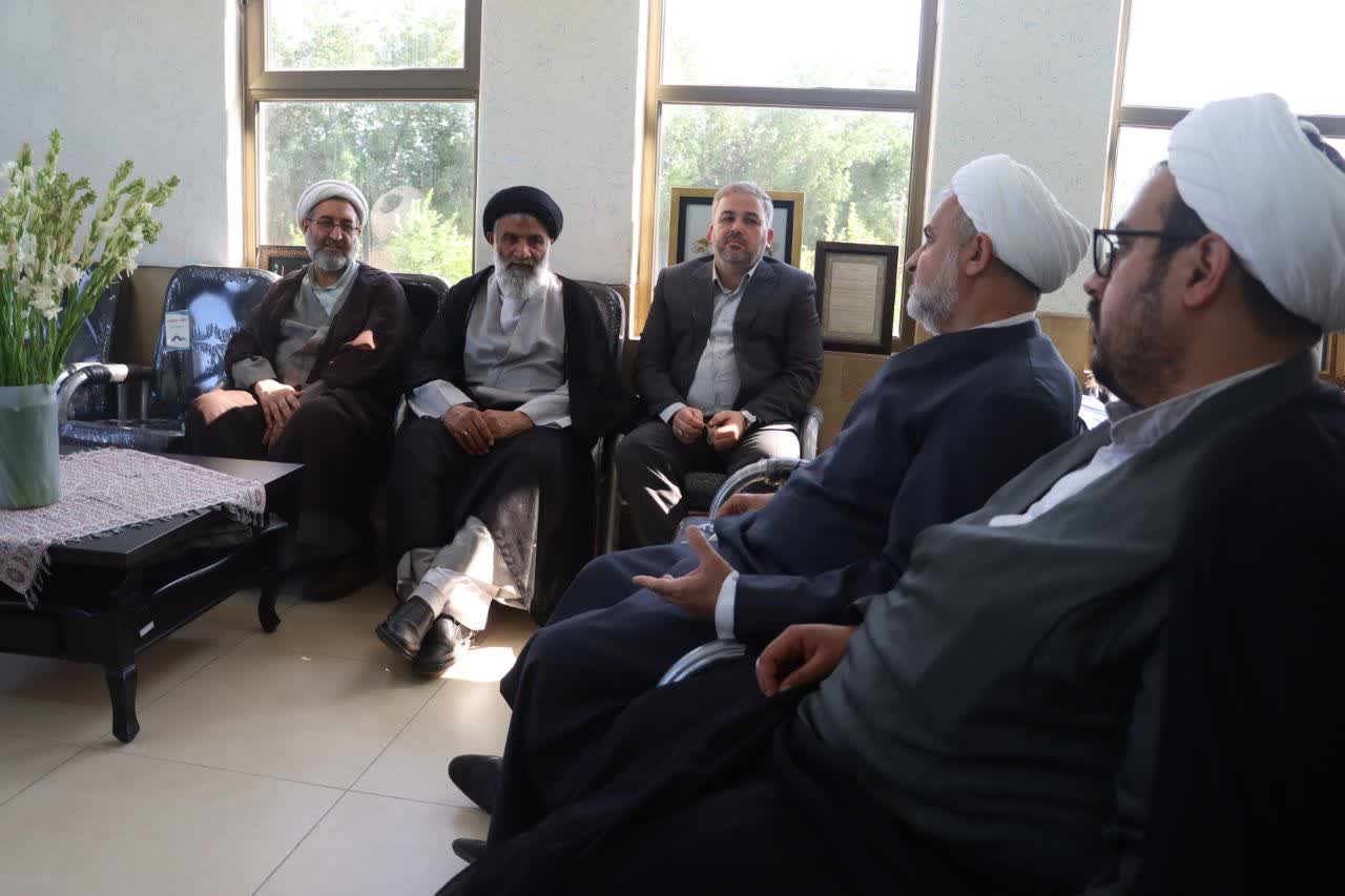 بازدید نماینده ولی فقیه در خوزستان از مدرسه علمیه الزهرا(س) شهرستان دزفول