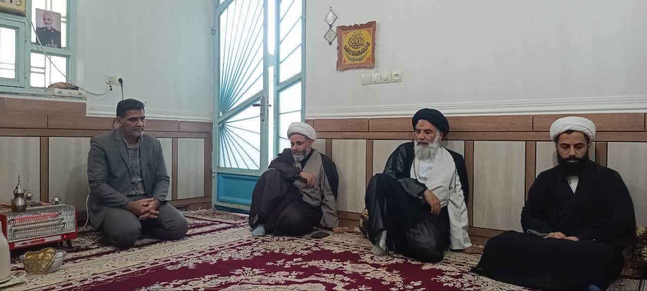دیدار نماینده ولی فقیه در خوزستان با خانواده شهیدان بوعذار نماینده ولی فقیه در استان خوزستان و امام جمعه اهواز