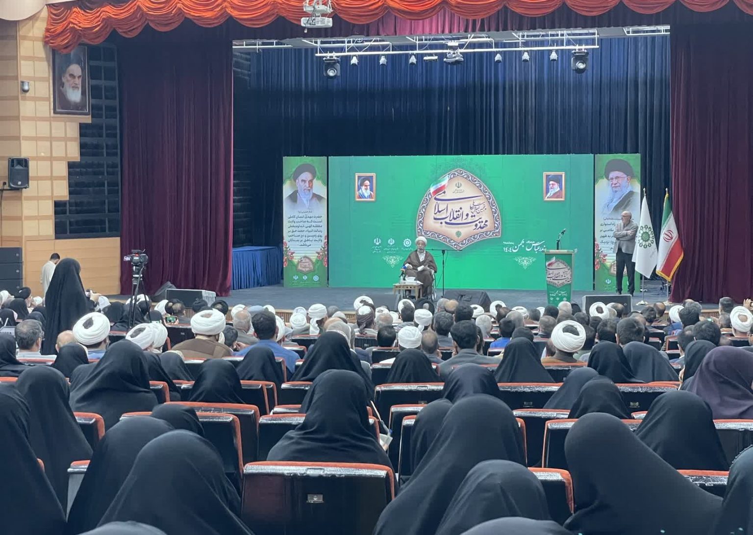 پنجمین اجلاس ملی مهدویت و انقلاب اسلامی با حضور حجت الاسلام والمسلمین موسوی فرد نماینده ولی فقیه در استان خوزستان و امام جمعه اهواز