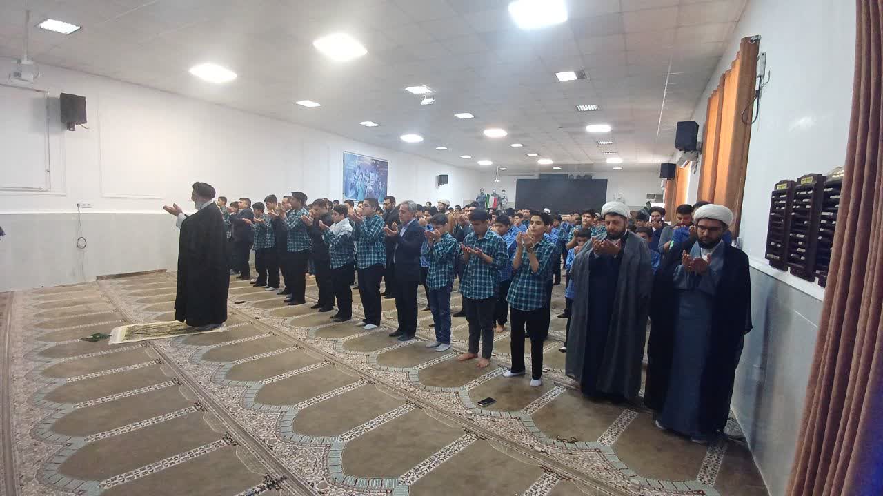 حضور صمیمی امام جمعه اهواز در جمع دانش آموزان دبیرستان آزادی نماینده ولی فقیه در استان خوزستان و امام جمعه اهواز