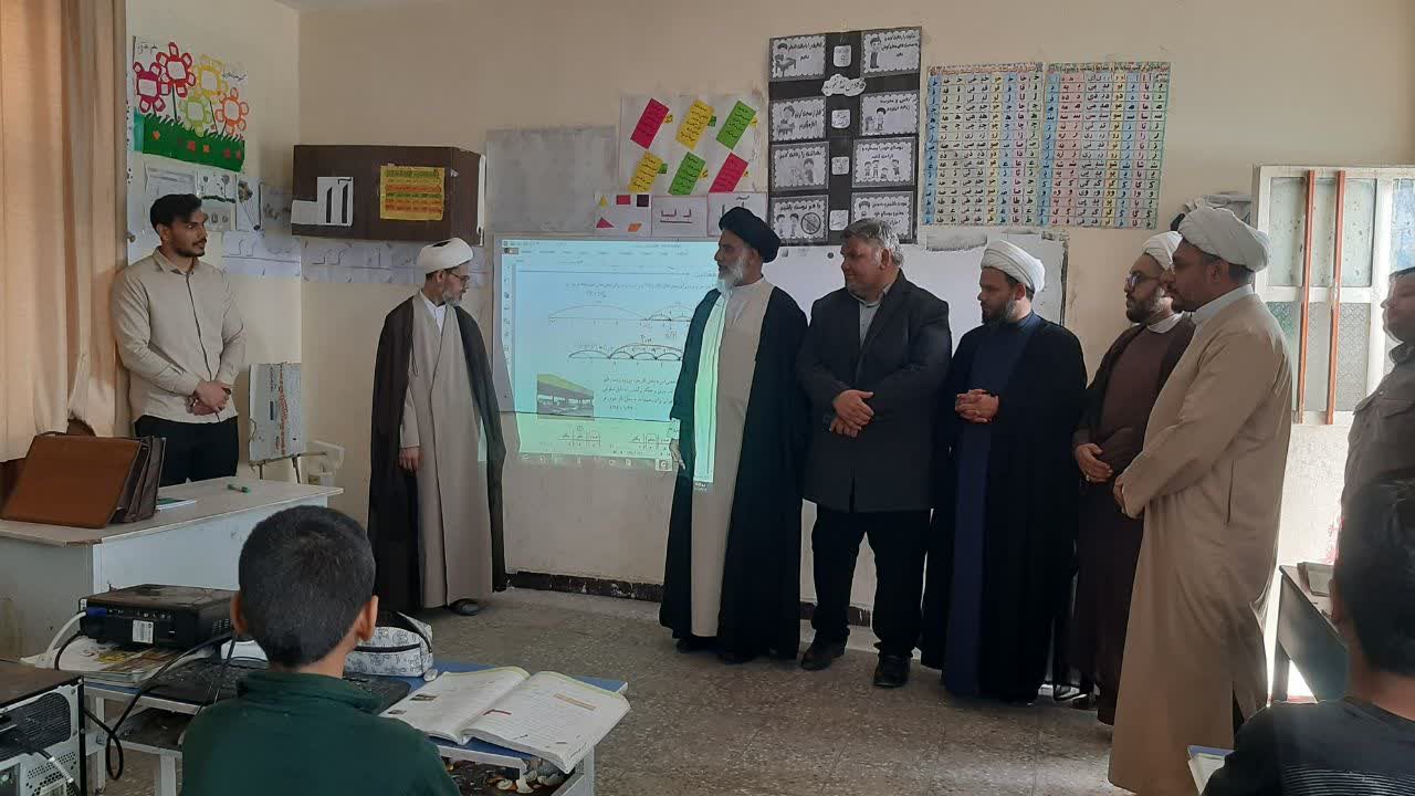 حضور نماینده ولی فقیه خوزستان در جمع دانش آموزان مدرسه امام رضا(ع) شهرستان کارون نماینده ولی فقیه در استان خوزستان و امام جمعه اهواز