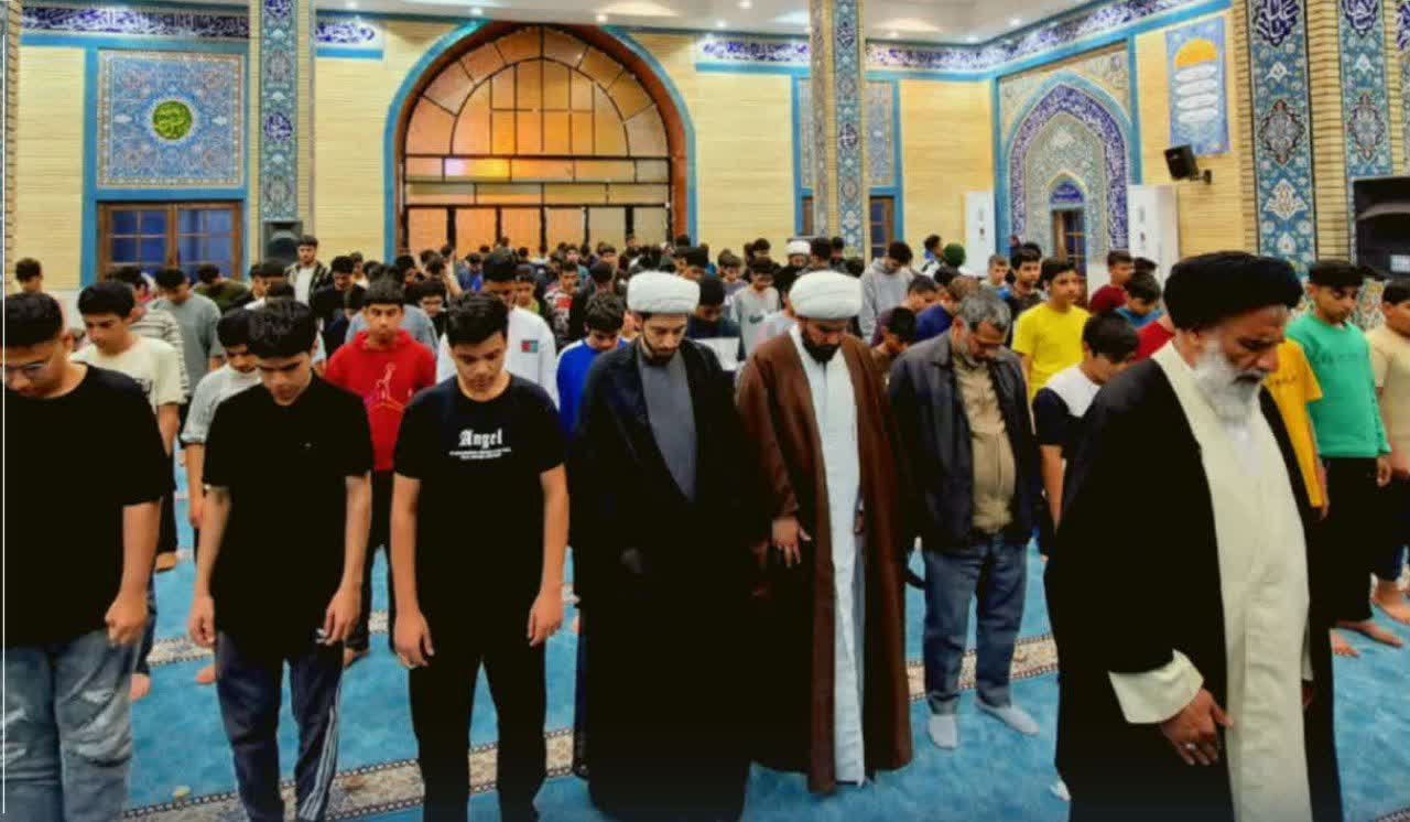 حضور و اقامه نماز در جمع معتکفین دانش آموز بندر امام خمینی(ره) نماینده ولی فقیه در استان خوزستان و امام جمعه اهواز