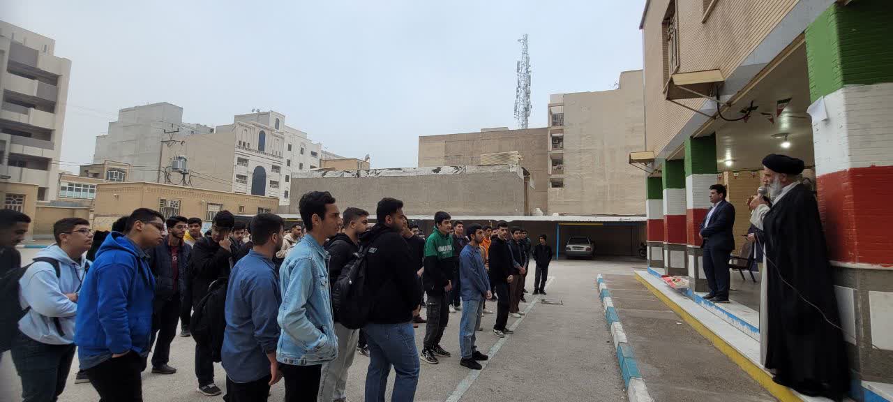 حضور صمیمی امام جمعه اهواز در جمع دانش آموزان دبیرستان شهدای فرهنگیان نماینده ولی فقیه در استان خوزستان و امام جمعه اهواز