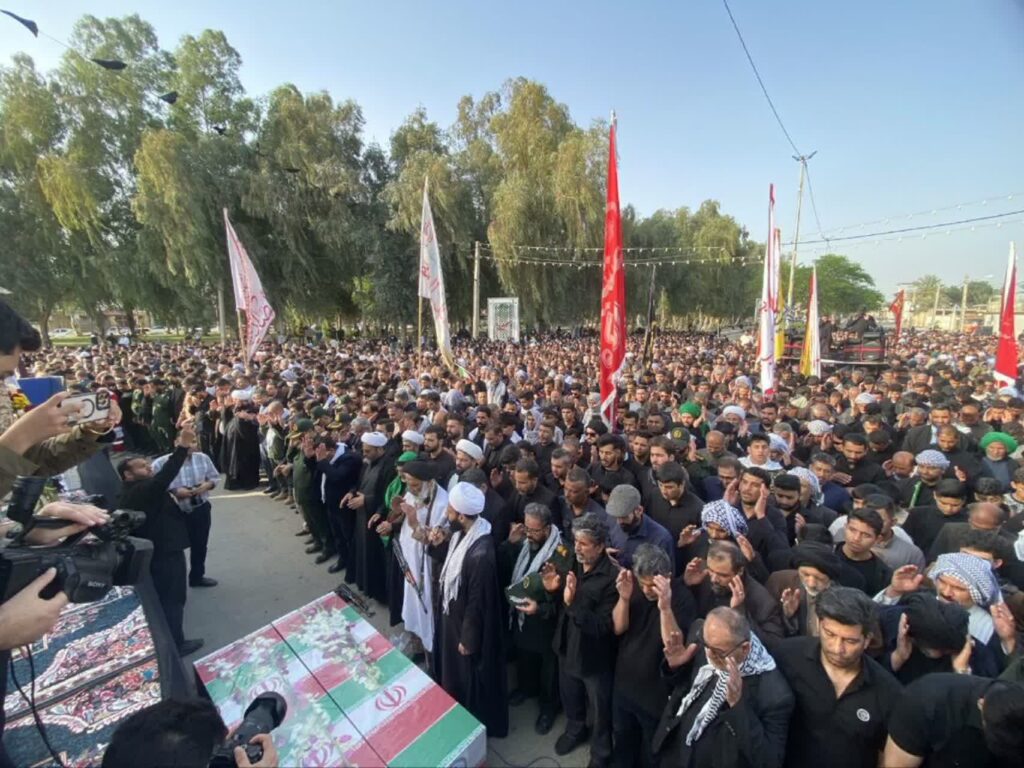 مراسم تشییع پیکر مطهر دو شهید والامقام شهرستان هویزه، شهید میثم فلاح‌زاده و شهید حیدر کوتی، با حضور پرشور مردم شریف و ولایت‌مدار این شهرستان برگزار شد. در این مراسم باشکوه، سادات معزز، روحانیت معظم، شیوخ و بزرگان عشایر، بسیجیان و اقشار مختلف مردم حضور گسترده و فعالی داشتند و با بدرقه‌ای باشکوه، ارادت خود را به مقام شامخ شهدا نشان دادند. همچنین نماینده معزز ولی فقیه در استان خوزستان، حجت‌الاسلام والمسلمین موسوی‌فرد، استاندار محترم خوزستان جناب آقای دکتر موالی‌زاده و جمعی از مسئولان استانی و شهرستانی در این مراسم حضور یافتند و در کنار مردم قدرشناس هویزه پیکر مطهر این دو شهید را تشییع کردند. مردم شهیدپرور هویزه با حضور گسترده خود بار دیگر بر ادامه راه شهدا و پاسداشت آرمان‌های والای آنان تأکید کردند.
