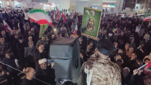 حضور پرشکوه مردم مناطق مختلف اهواز در چهارشنبه آخرسال و شانه به شانه امام جمعه اهواز نماینده ولی فقیه در استان خوزستان و امام جمعه اهواز