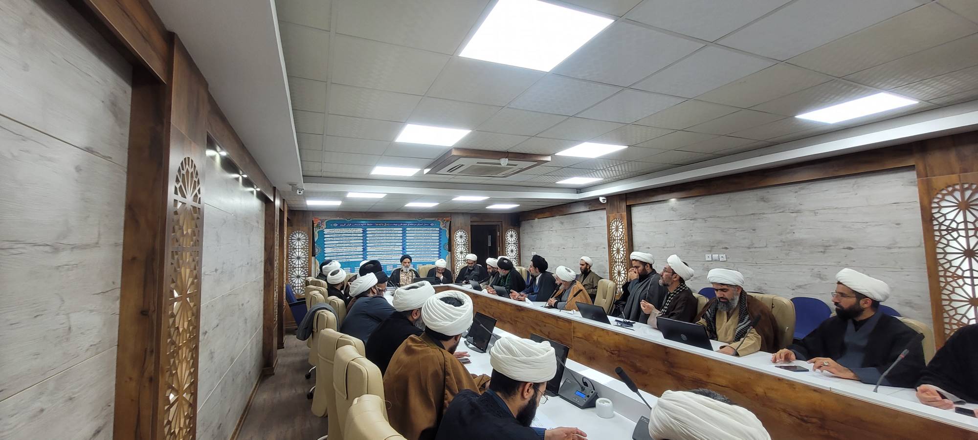 نشست سرگروه‌های تربیتی اهواز و ائمه جماعات مناطق با امام جمعه اهواز نماینده ولی فقیه در استان خوزستان و امام جمعه اهواز