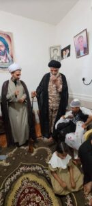 عیادت نماینده ولی فقیه در استان خوزستان از خانواده کودک شهید ۳ساله ایلماه بیلکی در امیدیه نماینده ولی فقیه در استان خوزستان و امام جمعه اهواز
