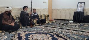 حضور در منزل خانواده شهید محمدرضا کمیش نژاد در شهر شیبان شهرستان باوی نماینده ولی فقیه در استان خوزستان و امام جمعه اهواز