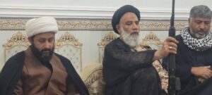 حضور در منزل خانواده شهید محمدرضا کمیش نژاد در شهر شیبان شهرستان باوی نماینده ولی فقیه در استان خوزستان و امام جمعه اهواز