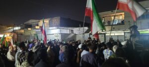 حضور امام جمعه اهواز دوشادوش مردم کوی رمضان کنار منزل شهید نظری نماینده ولی فقیه در استان خوزستان و امام جمعه اهواز