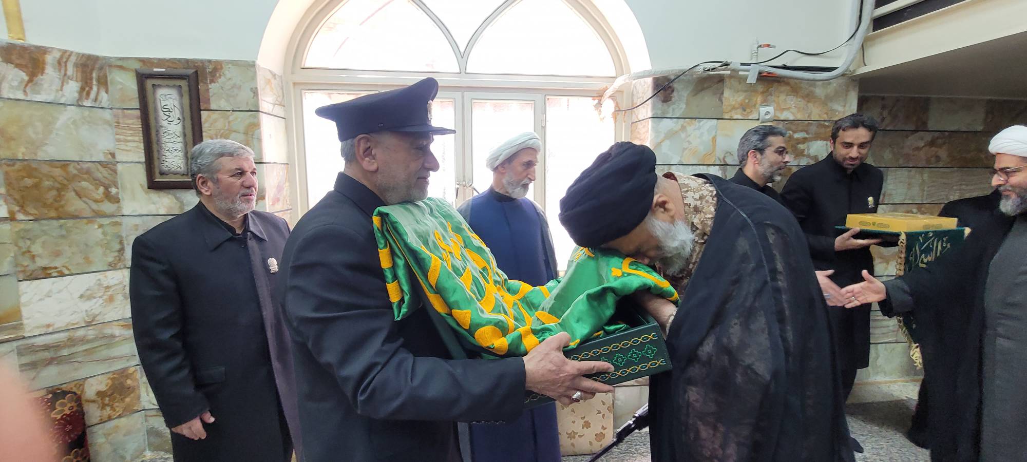 دیدار خادمان حرم مطهر امام رضا(ع) با حجت الاسلام و المسلمین موسوی فرد نماینده ولی فقیه در خوزستان و استمرار حضور خادمان آستان قدس در اجتماعات مردم شریف خوزستان بهمراه پرچم متبرک آستان مطهر رضوی. در این دیدار، حجت الاسلام و المسلمین موسوی فرد با تقدیر از حضور پر انگیزه و روح بخش خادمان حرم مطهر رضوی بر استمرار این عمل پرثمر تاکید نمودند.