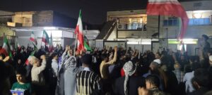 حضور امام جمعه اهواز دوشادوش مردم کوی رمضان کنار منزل شهید نظری نماینده ولی فقیه در استان خوزستان و امام جمعه اهواز