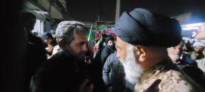 حضور امام جمعه اهواز دوشادوش مردم کوی رمضان کنار منزل شهید نظری نماینده ولی فقیه در استان خوزستان و امام جمعه اهواز