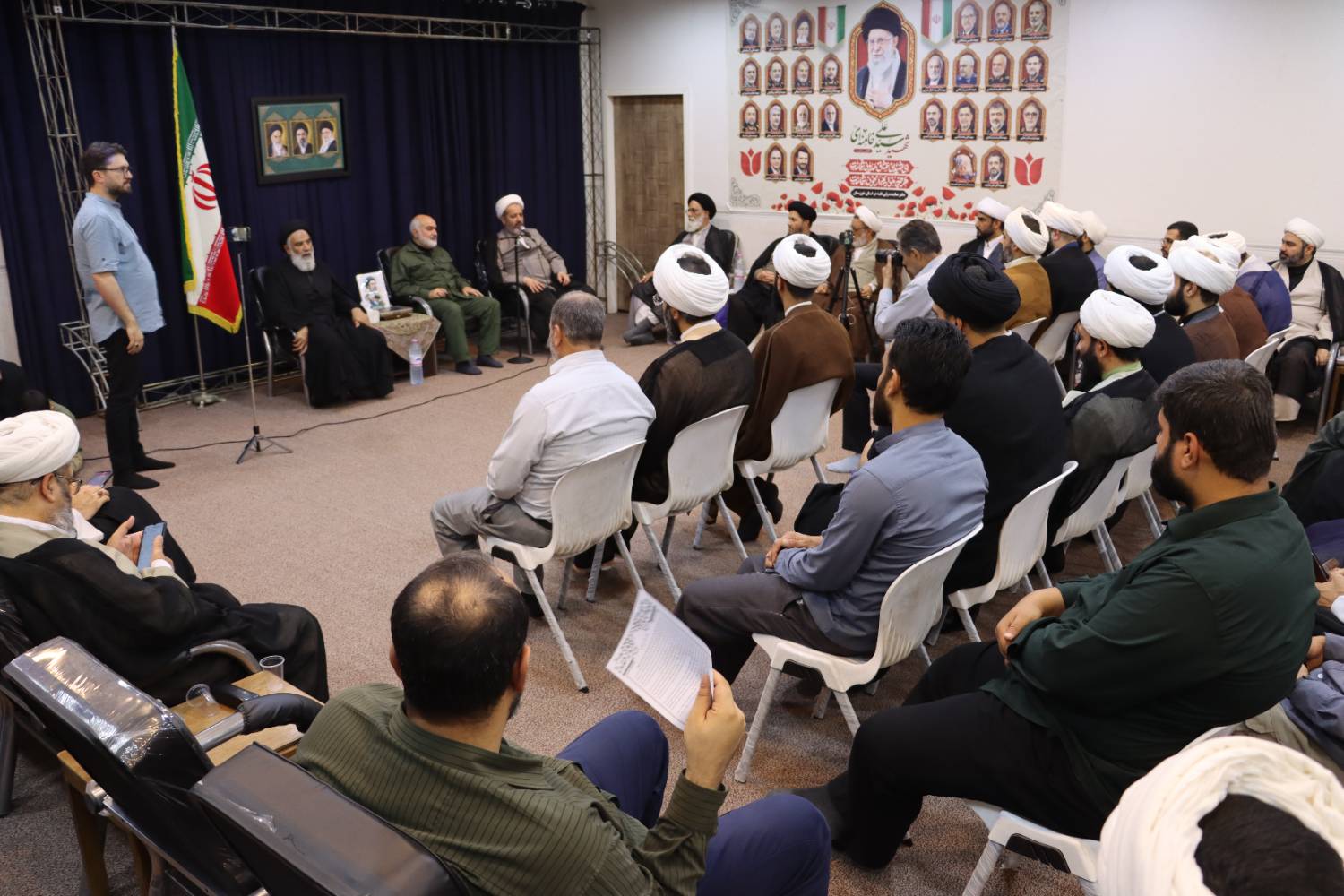 آیین تجلیل از طلاب جهادی جنگ تحمیلی رمضان در استان خوزستان نماینده ولی فقیه در استان خوزستان و امام جمعه اهواز
